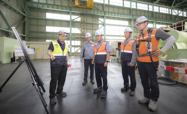 현장경영에 나선 한국남부발전 이승우 사장(가운데)이 삼척빛드림본부를 찾아 현장 발전운영 현황을 점검했다. 남부발전 제공