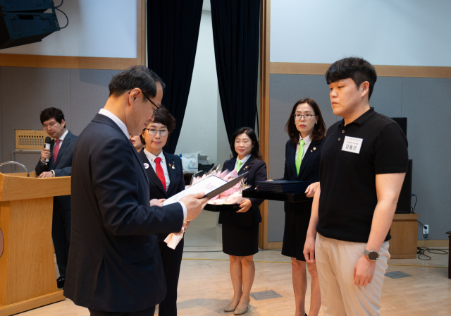 부산부민병원 심뇌혈관센터 강동근 팀장이 지난 26일 부산시청 대강당에서 열린 2024 부산광역시 장애인기능경기대회 개회식에서 부산시장 표창을 받고 있다. 부산부민병원 제공