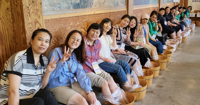 통영시새마을부녀회는 26일 ‘결혼이주여성과 함께 쓰는 행복편지’를 주제로 함양 나들이를 다녀왔다. 사무국 제공