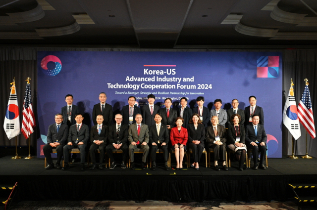 글로벌산업기술협력센터(GITCC) 지정식 단체 사진. (앞줄 왼쪽 다섯 번째부터) 돈 그레이브스 미 상무부 부장관, 안덕근 산업통상자원부 장관, 민병주 산업기술진흥원(KIAT) 원장. KIAT 제공