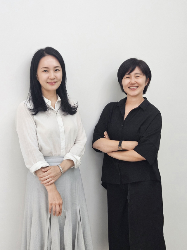 이탈리아 베니스 비엔날레와 일본 치바현 150주년 기념 아트페스티벌에 참가한 정혜련(오른쪽) 조은필 작가. 김효정 기자