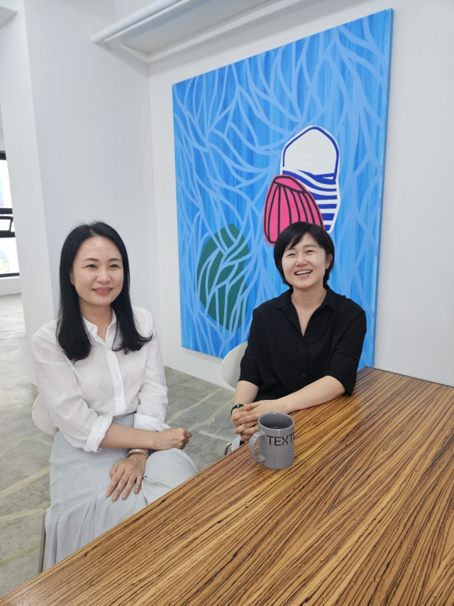 이탈리아 베니스 비엔날레와 일본 치바현 150주년 기념 아트페스티벌에 참가한 정혜련(오른쪽) 조은필 작가. 김효정 기자