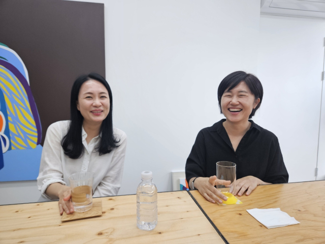 이탈리아 베니스 비엔날레와 일본 치바현 150주년 기념 아트페스티벌에 참가한 정혜련(오른쪽) 조은필 작가. 김효정 기자