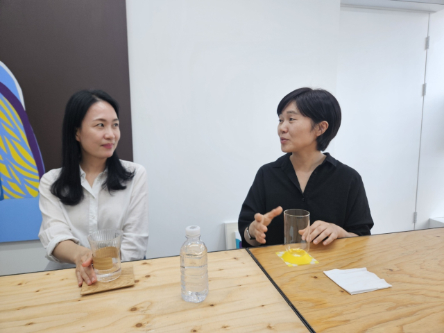 이탈리아 베니스 비엔날레와 일본 치바현 150주년 기념 아트페스티벌에 참가한 정혜련(오른쪽) 조은필 작가. 김효정 기자