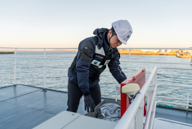 연안여객선 출항 전 안전점검 중인 한국해양교통안전공단(KOMSA) 운항관리자. KOMSA 제공