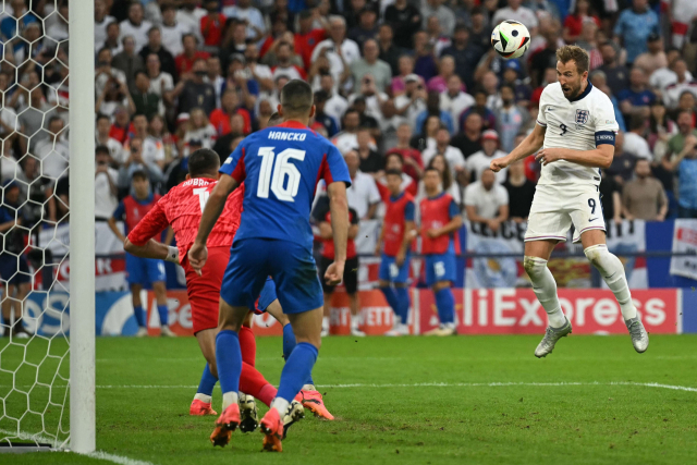 잉글랜드의 공격수 해리 케인이 1일(한국시간) 독일 겔젠키르헨에서 열린 유로 2024 16강전 슬로바키아의 경기에서 팀의 두 번째 골을 넣기 위해 헤딩하고 있다. AFP연합뉴스