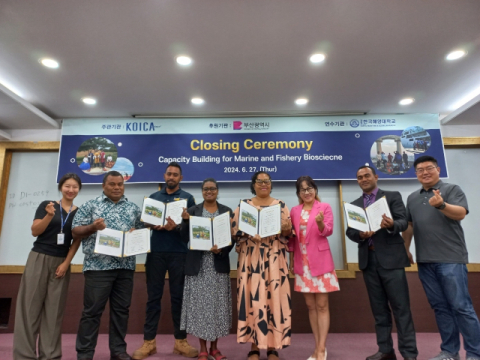 연수생 및 행사 관계자들이 수료식 기념사진을 촬영하고 있다.