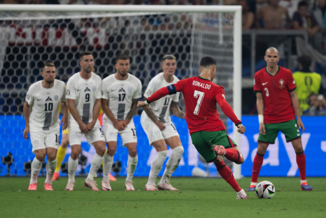 2일(한국시간) 독일 프랑크푸르트에서 열린 유로 2024 포르투갈과 슬로베니아의 16강전 경기 중 포르투갈의 크리스티아누 호날두가 프리킥을 차고 있다. 신화연합뉴스
