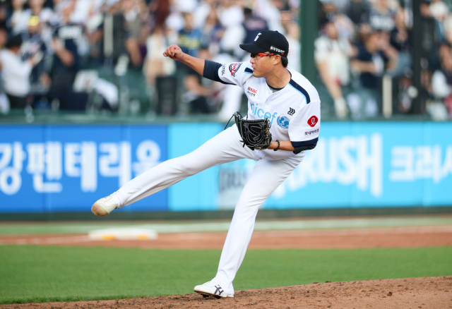 롯데 자이언츠 박세웅이 4월 6일 두산 베어스와 시즌 2차전에 선발 등판해 역투하고 있다. 롯데 자이언츠 제공