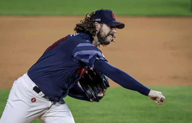 롯데 자이언츠 애런 윌커슨이 5월 17일 두산 베어스와 시즌 4차전에 선발 등판해 역투하고 있다. 롯데 자이언츠 제공
