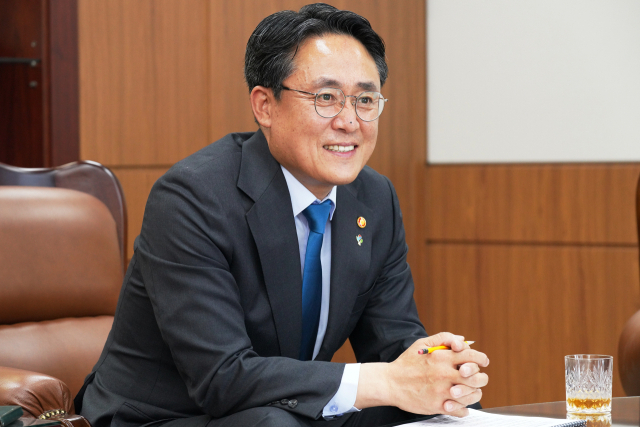 강도형 해수부 장관이 2일 정부세종청사 장관 집무실에서 <부산일보> 취재진과 인터뷰하고 있다. 해수부 제공