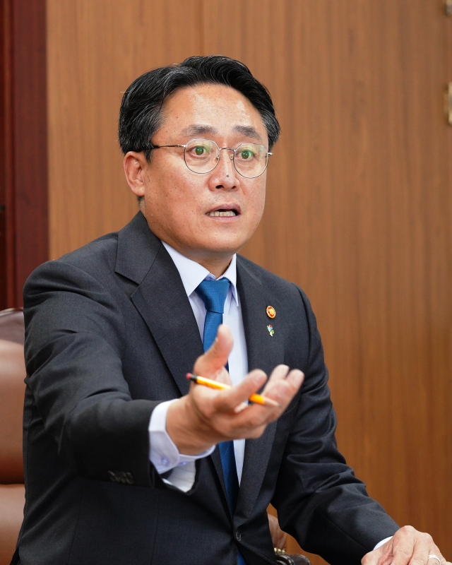 강도형 해수부 장관이 2일 정부세종청사 장관 집무실에서 <부산일보> 취재진과 인터뷰하고 있다. 해수부 제공