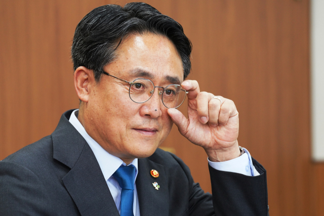 강도형 해수부 장관이 2일 정부세종청사 장관 집무실에서 <부산일보> 취재진과 인터뷰하고 있다. 해수부 제공