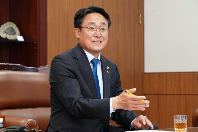 강도형 해양수산부 장관이 2일 정부세종청사 장관 집무실에서 <부산일보> 취재진과 인터뷰하고 있다. 해수부 제공