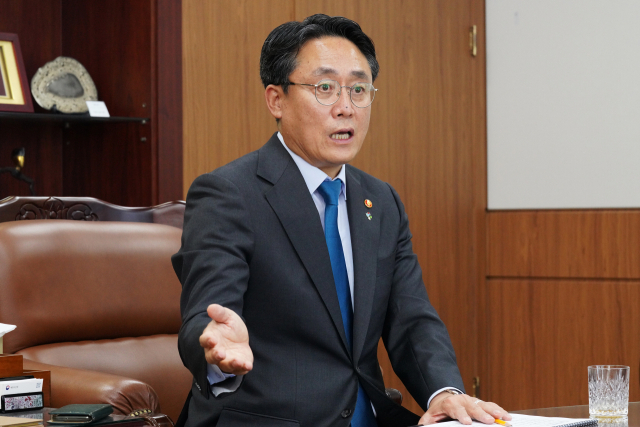 강도형 해수부 장관이 2일 정부세종청사 장관 집무실에서 <부산일보> 취재진과 인터뷰하고 있다. 해수부 제공