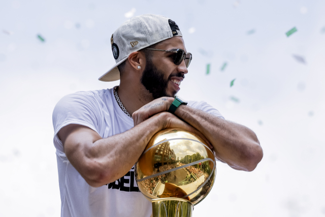 미국 프로농구(NBA) 보스턴 셀틱스의 포워드 제이슨 테이텀이 지난달 21일(현지시간) 팀의 NBA 챔피언십 퍼레이드에서 래리 오브라이언 트로피를 들고 있다. EPA연합뉴스
