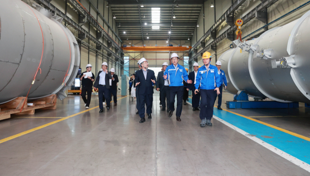강경성 산업통상자원부 1차관이 2일 오후 부산 강서구에 위치한 ‘K-조선 초격차 비전 2040’ 이행의 핵심축인 선박 기자재업체 파나시아를 찾아 기자재 생산공정을 둘러보고 있다. 산업부 제공