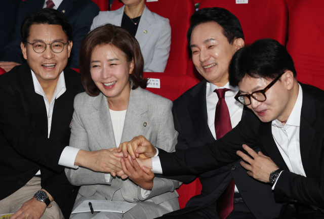 국민의힘 한동훈(오른쪽부터), 원희룡, 나경원, 윤상현 당 대표 후보가 2일 강서구 ASSA아트홀에서 열린 ‘체인지 5분 비전발표회’에서 정견 발표를 앞두고 대화를 하고 있다. 연합뉴스