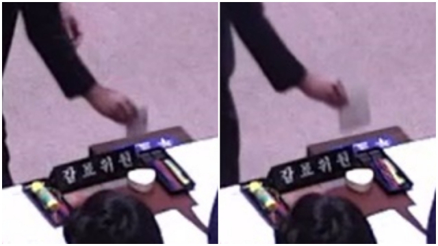 투표용지를 접어서 투표함에 넣는 모습(좌)과 펴서 넣는 모습(우). 진주시의회 인터넷방송 캡쳐