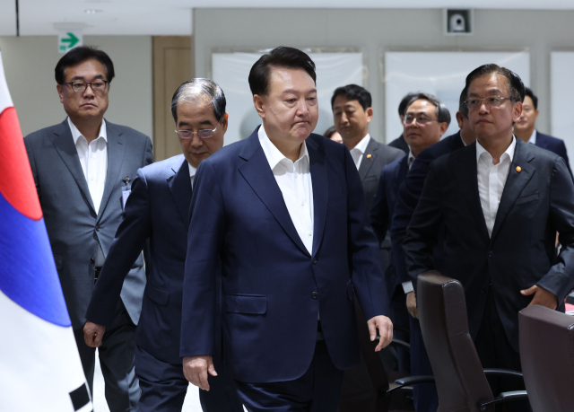 윤석열 대통령이 2일 한덕수 국무총리, 정진석 대통령 비서실장 등과 함께 서울 용산 대통령실 청사에서 열린 국무회의에 참석하고 있다. 대통령실통신사진기자단