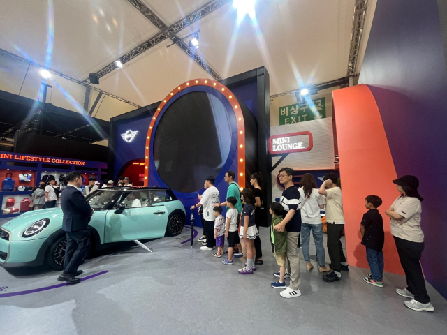 28일 개막한 ‘2024 부산모빌리티쇼’에 7개 브랜드 59대 차량이 전시된 가운데 신차와 콘셉트카에 대한 인기가 높다. 현대차 캐스퍼 일렉트릭(큰 사진)과 미니 부스에 몰린 관람객들. 현대차·미니코리아 제공