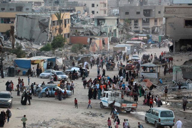 이스라엘군이 1일(현지시간) 팔레스타인 가자지구 남부 칸유니스에 주민 대피령을 내리면서 주민들이 떠나고 있다. AFP연합뉴스