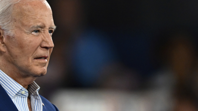 오는 11월 미 대선을 앞두고 진행된 첫 TV 토론 이후 도널드 트럼프(위쪽) 전 대통령이 조 바이든 대통령을 상대로 우위를 점하고 있는 형국이다. 트럼프 전 대통령과 바이든 대통령이 각 지난 3월과 지난달 유세장에 참석해 있다. 로이터AP연합뉴스