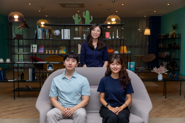 [연구진] (위쪽 가운데부터 시계방향) 이주현 연구원, 김예진 석박통합과정생, 추민기 석박통합과정생(모두1저자). UNIST 제공