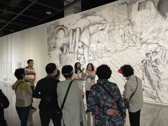 지난 2022 부산비엔날레에서 수어 해설을 하고 있는 모습. 부산비엔날레 조직위 제공