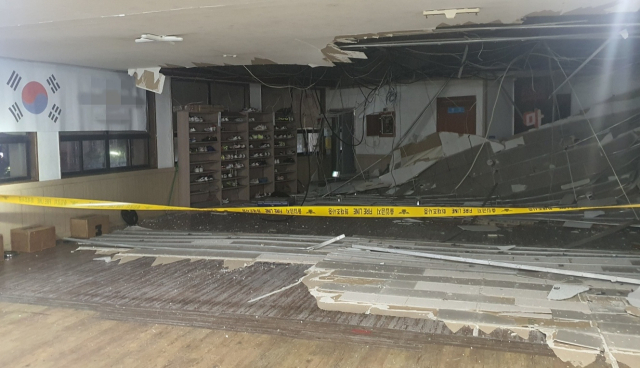 2일 오후 8시 20분께 경남 창원시 마산회원구 한 체대 입시학원의 천장 일부가 무너진 모습. 독자 제공