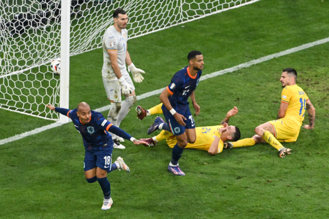 네덜란드의 공격수 도니얼 말런(도르트문트·왼쪽)이 3일(한국시간) 독일 뮌헨 축구 경기장에서 열린 유로 2024 16강전 루마니아와의 경기 중 팀의 두 번째 골을 넣고 축하하고 있다. AFP연합뉴스