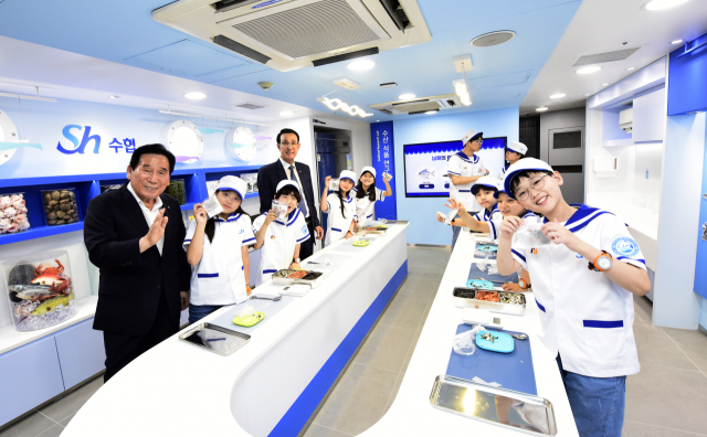 2일 개소한 서울 키자니아 내 ‘수산식품연구소’에서 수협중앙회 관계자와 어린이들이 행사에 참여하고 있다. 수협중앙회 제공