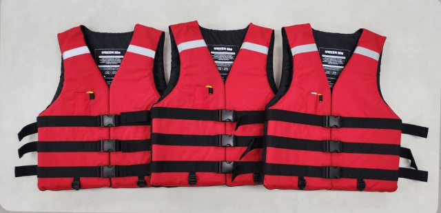 창원해양경찰서가 초등학생 등에게 무료로 나눠주고 있는 구명조끼. 창원해경 제공