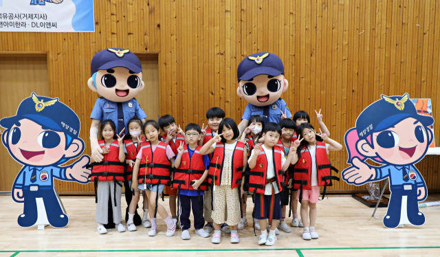 창원 한 초등학교에서 열린 늘봄학교 연안안전교실에 참여한 학생이 구명조끼를 착용하고 기념촬영을 하고 있다. 창원해경 제공