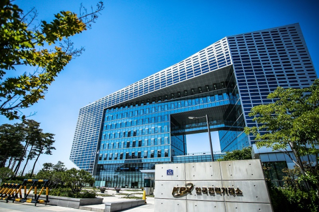 분산에너지 전담기관으로 한국에너지공단과 전력거래소가 지정됐다. 사진은 에너지공단 본사(위) 및 전력거래소 사옥 전경. 에너지공단·전력거래소 제공