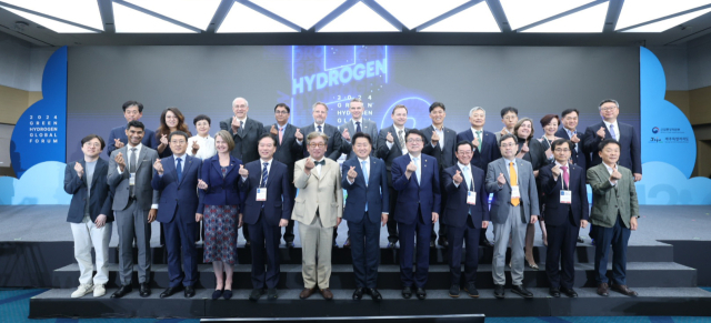 지난달 17일 제주도 서귀포시 제주국제컨벤션센터에서 열린 '2024 그린수소 글로벌 포럼 with 글로벌 분산에너지 포럼' 개막식에서 주요 참석자들이 기념사진을 찍고 있다. 제주특별자치도 제공. 연합뉴스