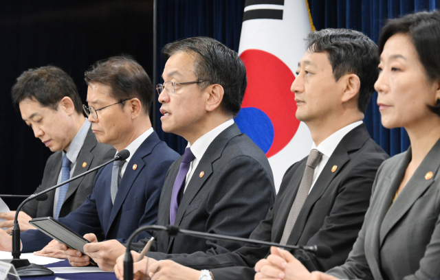 최상목 경제부총리(사진 가운데). 부산일보 DB