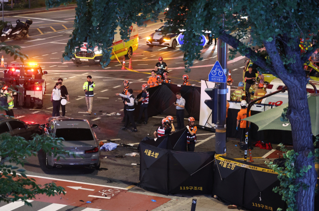 지난 1일 서울 시청역 인근 교차로 인근에서 대형 교통사고가 발생, 경찰과구조대원들이 현장을 수습하고 있다. 연합뉴스