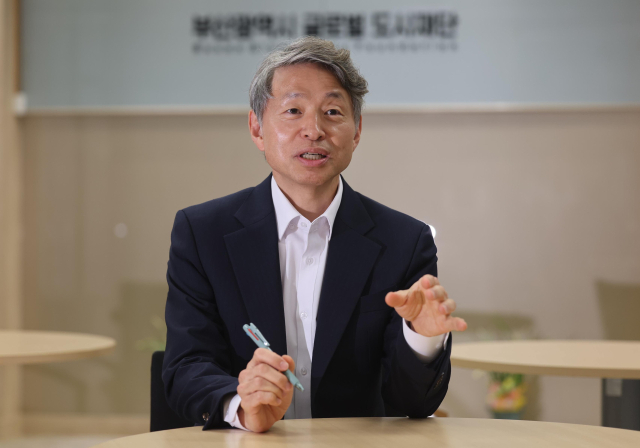 부산글로벌도시재단 전용우 대표가 부산을 글로벌 허브도시로 도약시키기 위한 방안에 대해 밝히고 있다. 이재찬 기자 chan@