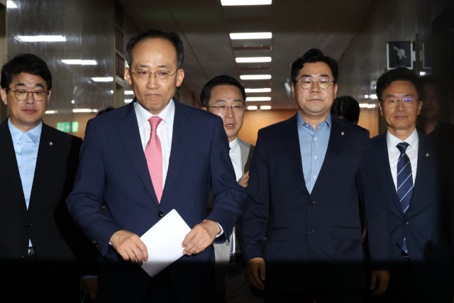 국민의힘 추경호(왼쪽 두 번째) 원내대표와 더불어민주당 박찬대(오른쪽 두 번째) 원내대표가 3일 국회의장실에서 회동한 뒤 나오고 있다. 연합뉴스