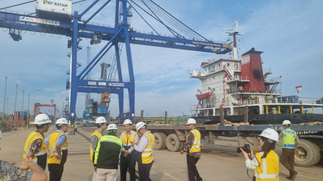 지난달 19일 인도네시아 바탐항에서 부산항만공사와 인도네시아 항만 관계자들이 이야기를 나누고 있다.