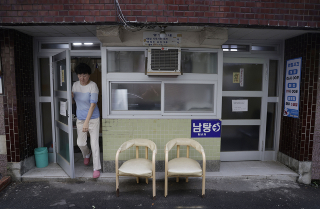 부산 동래구 온천동 만수온천 대중목욕탕 외부 모습. 옛날 온천 목욕탕의 원형을 간직하고 있어 온천 업계에서 ‘살아있는 박물관’으로 불린다. 정대현 기자 jhyun@