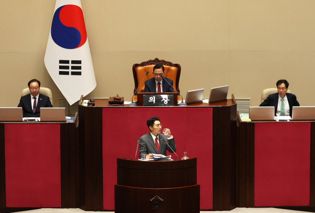 국민의힘 박준태 의원이 4일 오전 국회에서 필리버스터(법안 처리 저지를 위한 무제한 토론)를 진행하고 있다. 필리버스터가 시작 24시간 만인 이날 오후 종료되면, 채상병특검법 표결이 진행될 전망이다. 연합뉴스