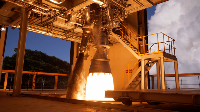 내년 하반기 4차 발사가 예정된 한국형발사체 ‘누리호’가 첫 엔진 조립을 마치고 첫 연소시험을 시행했다. 사진은 누리호 4차 발사 비행모델(FM) 1단 엔진(75t급) 수락 연소시험. 우주항공청 제공
