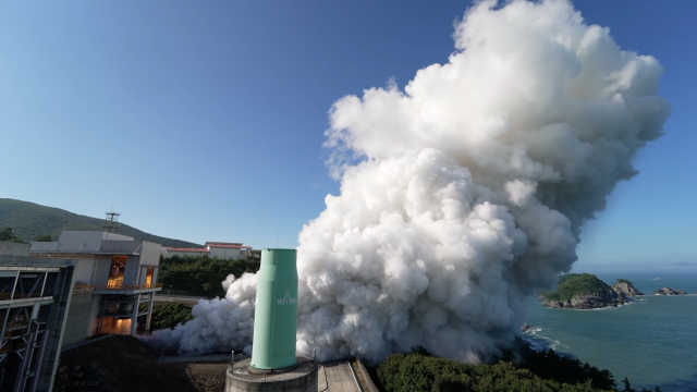 내년 하반기 4차 발사가 예정된 한국형발사체 ‘누리호’가 첫 엔진 조립을 마치고 첫 연소시험을 시행했다. 사진은 전남 고흥 나로우주센터 연소시험 시설 및 누리호 4차 발사 비행모델(FM) 1단 엔진(75t급) 수락 연소시험. 우주항공청 제공
