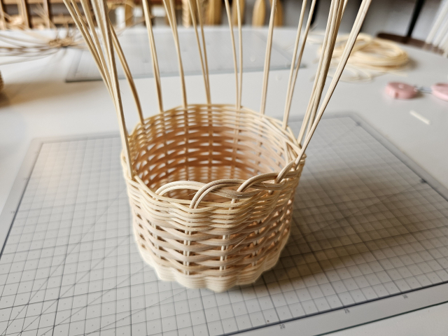 바구니 윗 부분은 다시 2mm 사릿대로 채우고, 끝 부분을 둥글게 말아서 마무리하면 바구니 몸통은 완성이야. 조경건 부산닷컴 기자