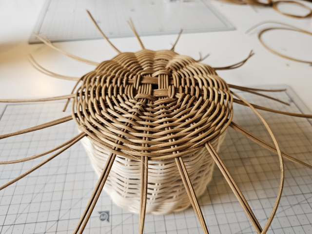 바구니를 덮을 뚜껑은 유격이 크면 안 되잖아. 넓이를 신경써 가며 만드는 걸 잊지 말라고. 조경건 부산닷컴 기자