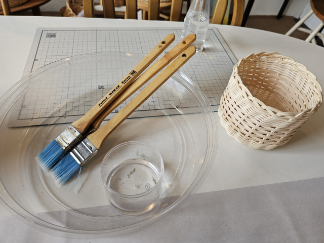 바구니를 완성하고 나면 이렇게 미네랄 오일로 코팅하는 작업까지 하도록 되어 있어. 조경건 부산닷컴 기자