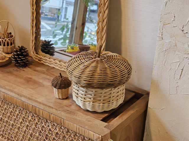 완성된 도토리 바구니를 선반에 올려놓고 기념 촬영을 해봤어~. 이 정도면 여름에 딱 맞는 소품 맞지? 조경건 부산닷컴 기자