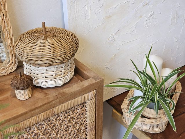 선반 위에 있는 큰 바구니가 바로 오늘 만들어볼 ‘도토리 바구니’인데 귀엽지 않아? 지금부터 이 바구니 만드는 과정을 보여 줄거야. 조경건 부산닷컴 기자